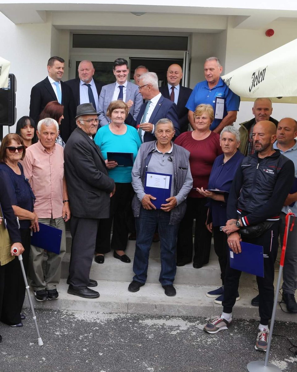 eubih's tweet photo. 15 families in #Rogatica received 🔑 to their new homes, after years of living in temporary accommodation 🏘
🇪🇺 is the biggest donor for @RHP_RSP thru which over 2600 families of returnees & displaced persons so far have been provided with new or refurbished homes across 🇧🇦. https://t.co/bobLVAes5p