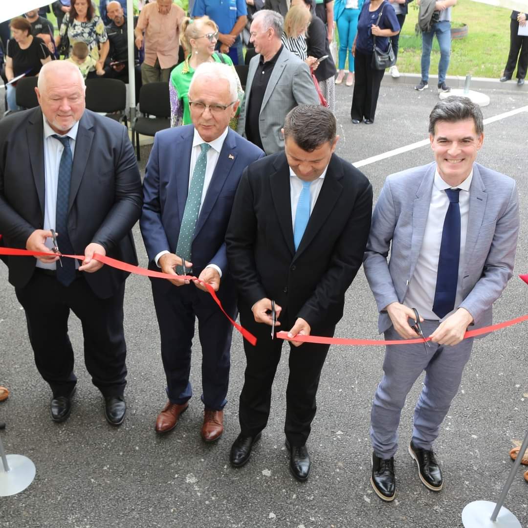eubih's tweet photo. 15 families in #Rogatica received 🔑 to their new homes, after years of living in temporary accommodation 🏘
🇪🇺 is the biggest donor for @RHP_RSP thru which over 2600 families of returnees & displaced persons so far have been provided with new or refurbished homes across 🇧🇦. https://t.co/bobLVAes5p