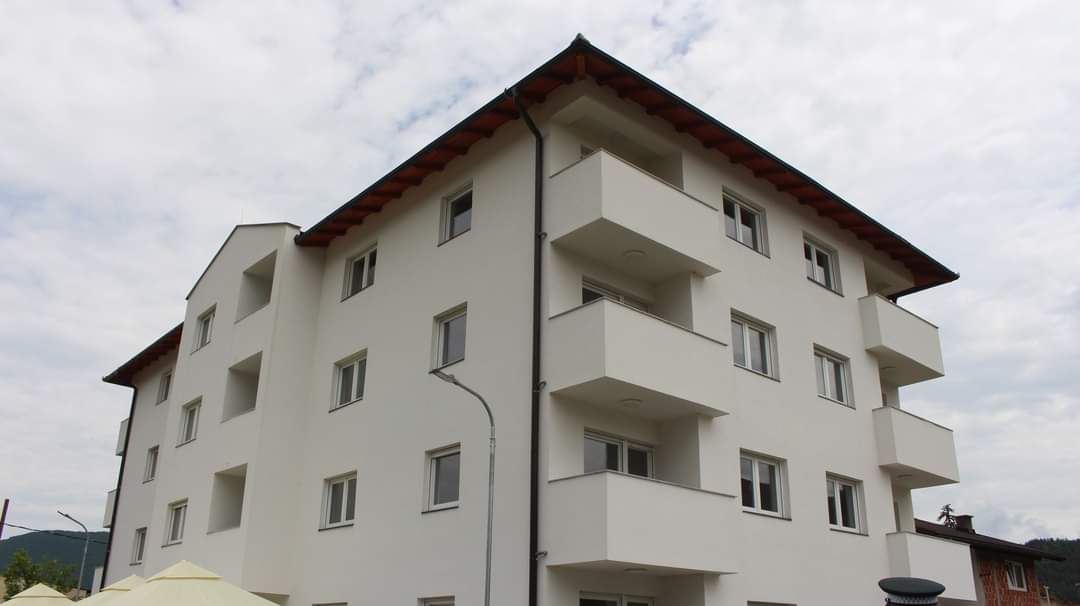 eubih's tweet photo. 15 families in #Rogatica received 🔑 to their new homes, after years of living in temporary accommodation 🏘
🇪🇺 is the biggest donor for @RHP_RSP thru which over 2600 families of returnees & displaced persons so far have been provided with new or refurbished homes across 🇧🇦. https://t.co/bobLVAes5p