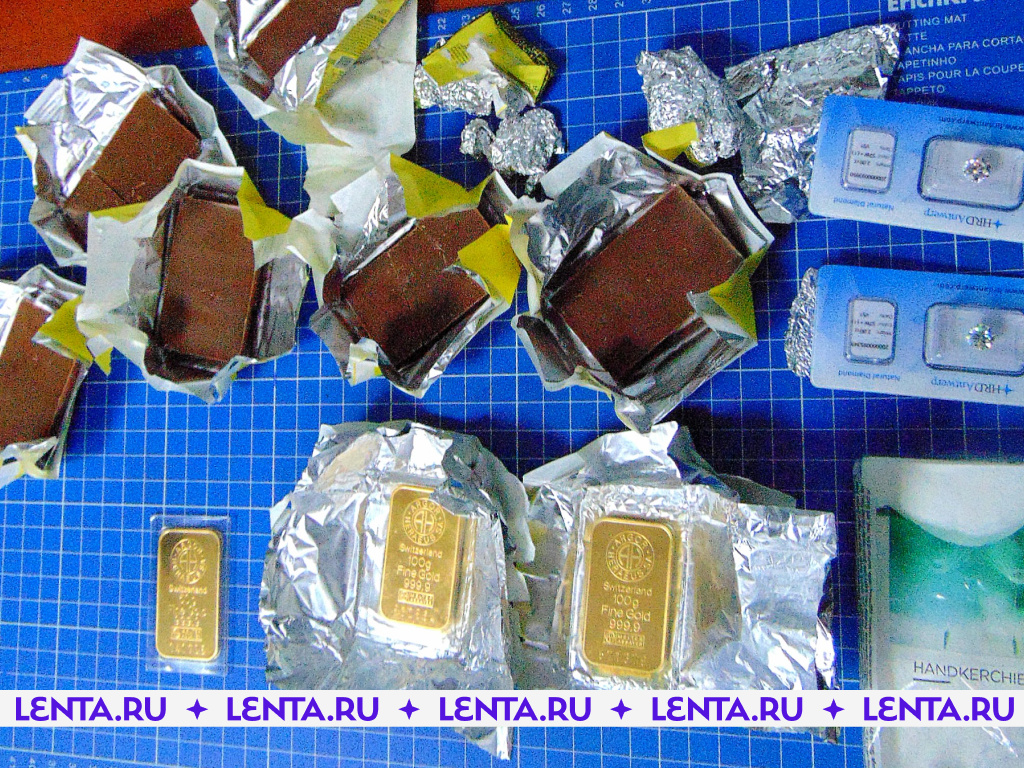 Лента.ру on Twitter: \"Россиянка пыталась вывезти золото в «Алёнке»\"