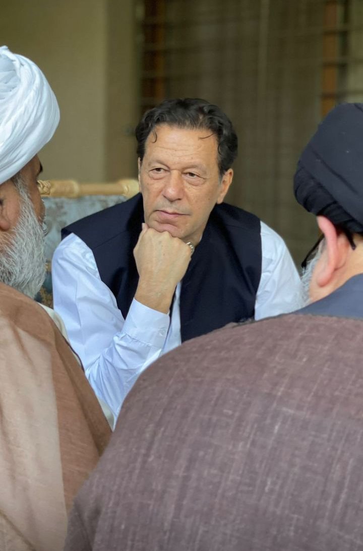 ہاں جی تو عمران خان کی تصویر کو کیا کرنا ۔۔۔۔۔۔؟