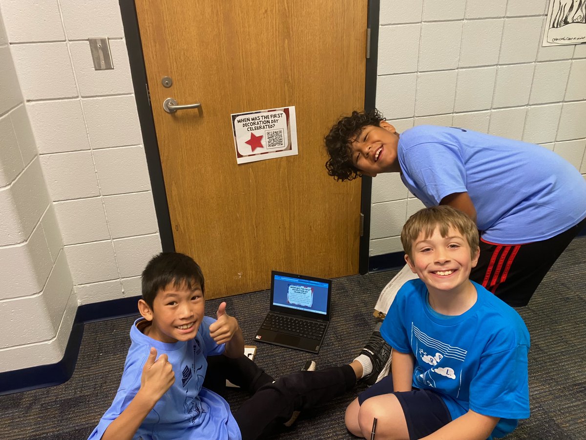 MrBrummelWO's tweet photo. Great Lakes and Lakewood 3rd graders in SAIL celebrated their year-long pen pal writing at Great Lakes! The celebration included a story-walk, PBL, and QR Code Memorial Day Hunt. At the end the kids had lunch together and addressed envelopes for summer letters! #GoWO https://t.co/rMIKwLjzLb