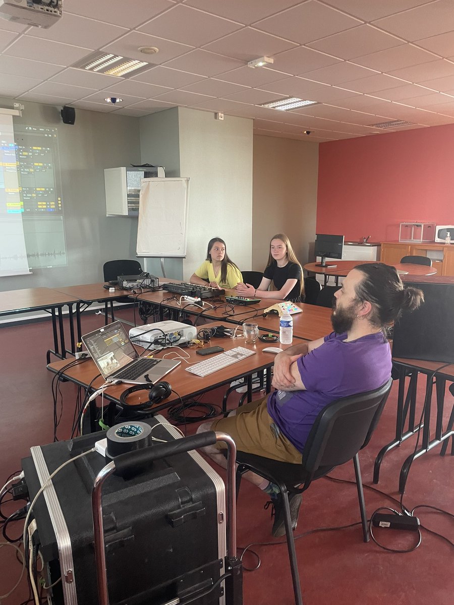 CultureDupleix's tweet photo. Atelier de création musicale en Seconde pour la sonorisation de la pièce « Dr Jekyll and Mr Hyde » #culture #dupleix https://t.co/SYiZyjBbEc