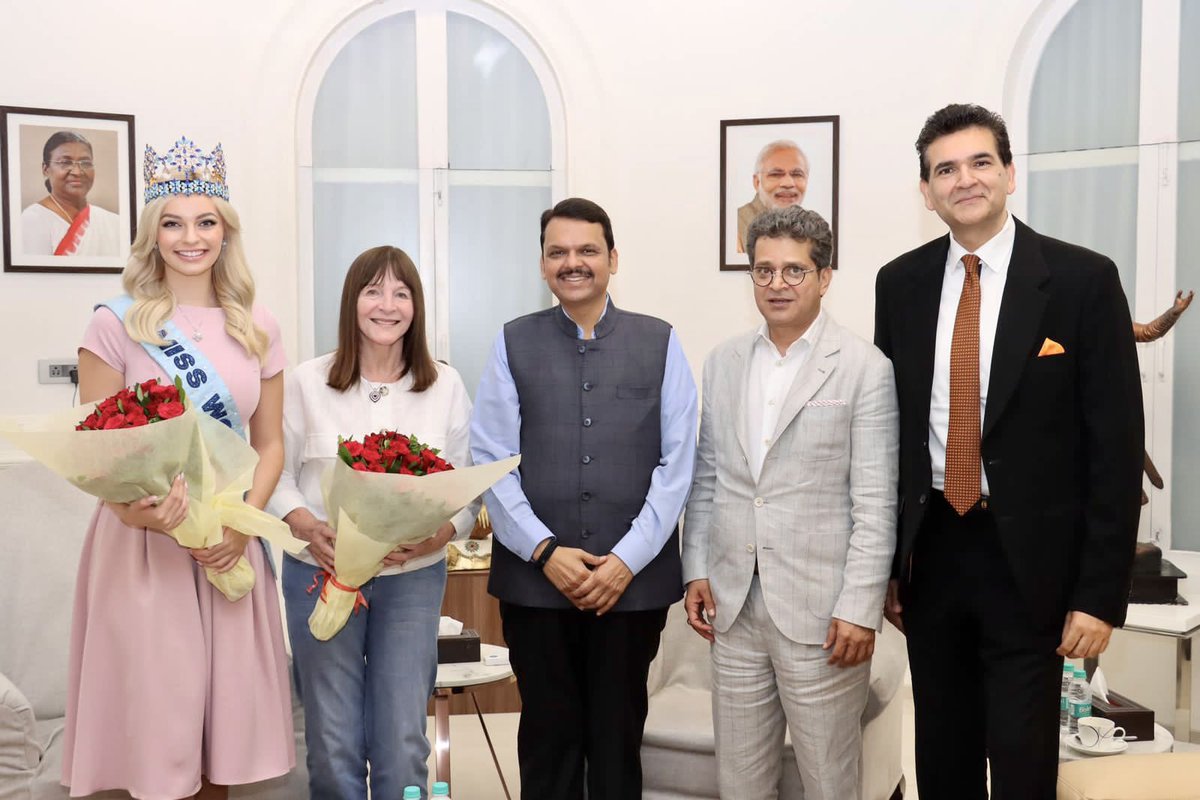 Dev_Fadnavis's tweet photo. It was great meeting Ms Julia Evelyn Morley (CEO, Miss World Organization), Ms Karolina Bielawska (Miss World 2022) and the delegation this morning, at my official residence in Mumbai. It was nice to know about the organisation and Ms Julia’s work in the field of women and children welfare.
ज्युलिया एव्हलिन मॉर्ले (सीईओ, मिस वर्ल्ड ऑर्गनायझेशन), कॅरोलिना बिएलॉस्का (मिस वर्ल्ड 2022) आणि शिष्टमंडळ यांची मुंबईतील शासकीय  निवासस्थानी आज सकाळी भेट झाली. संस्था आणि ज्युलिया यांच्या महिला आणि बालकल्याण क्षेत्रातील कार्याबद्दल जाणून आनंद झाला.
@MissWorldLtd 
#KarolinaBielawska #MissWorld #Mumbai