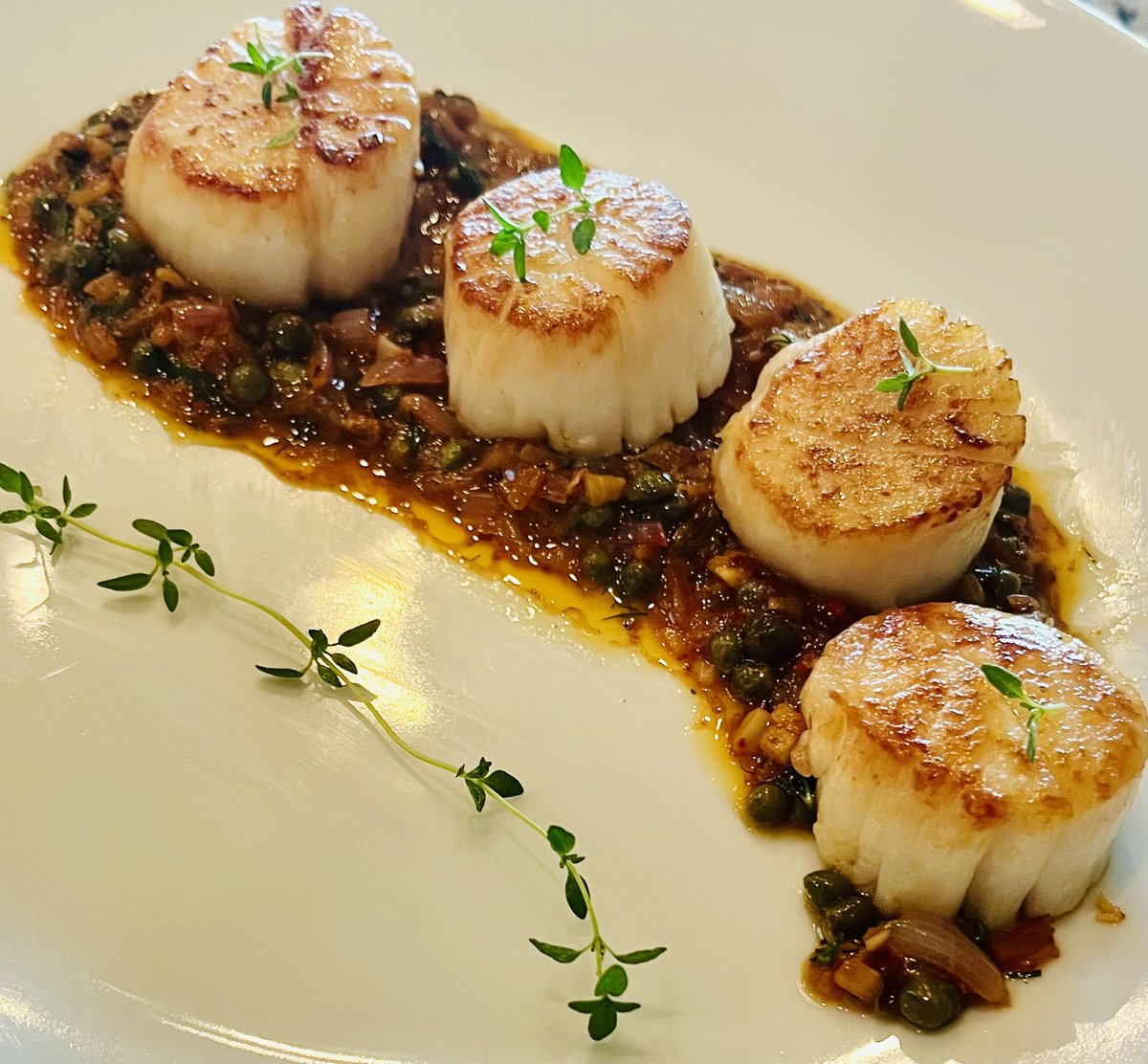 TheJohn_M_'s tweet photo. Scallops on a savory schmear of garlic, shallot, pepper and capers.  I’m sure there is a fancier word out there, but I’m sticking with schmear. #Food #Foodie #WednesdayMotivation https://t.co/2mkb5jbQIt