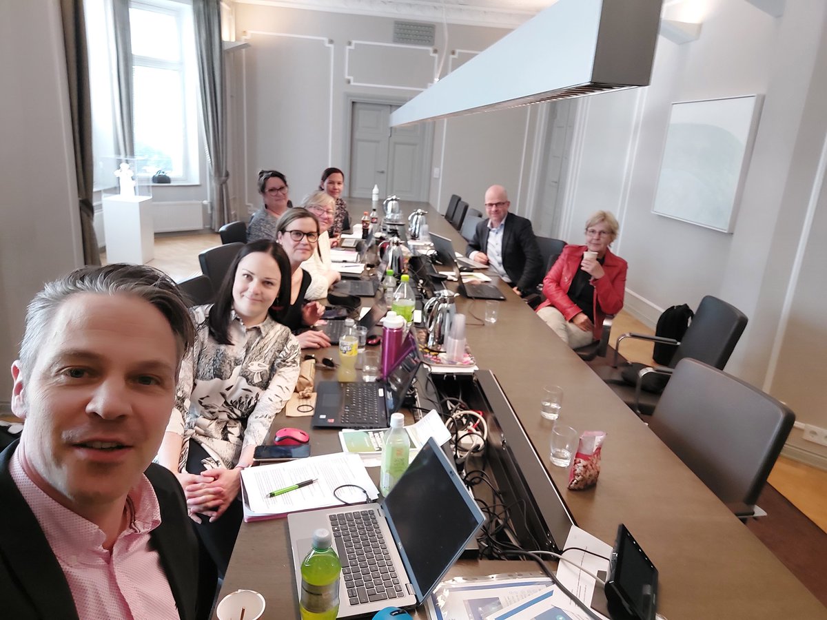 Aika monta päivää ja iltaa on sovittelijalla mennyt. (kuka näitä laskee). Työntekijäpuolella jaksetaan hymyillä vaikka vaikeata on ollut. Vielä jaksaa! @simolaniko @vappuokkeri <a href="/vainio_tanja/">Tanja Tuunainen-Vainio</a> <a href="/PaulaTuomola/">Nipsu</a> <a href="/M_Kinnunen/">Mirja Kinnunen</a> @KatajamakiHanna <a href="/SuPerLiitto/">SuPer ry</a> #tehy #ertory