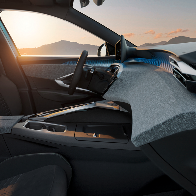 PeugeotFR's tweet photo. Nouveau PEUGEOT panoramic I-Cockpit® : une nouvelle génération spectaculaire pour le futur #PeugeotE3008 100% #Electrique. #iCockpit https://t.co/5MJazpY7CL
