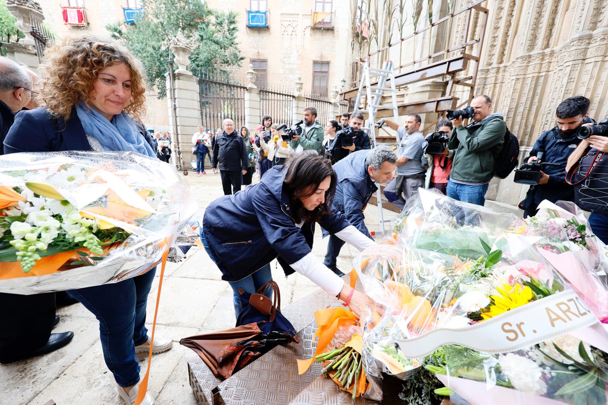 💐 La Ofrenda Floral en la Catedral <a href="/SICP_de_Toledo/">Catedral de Toledo</a>  es una de esas #tradiciones que ni la lluvia puede deslucir 

Feliz de compartir este momento tan simbólico la víspera del #CorpusChristi2023 con cientos de escolares y mis compañeras @aracelidelacalle e <a href="/Irene_Benayas/">Irene Benayas</a>