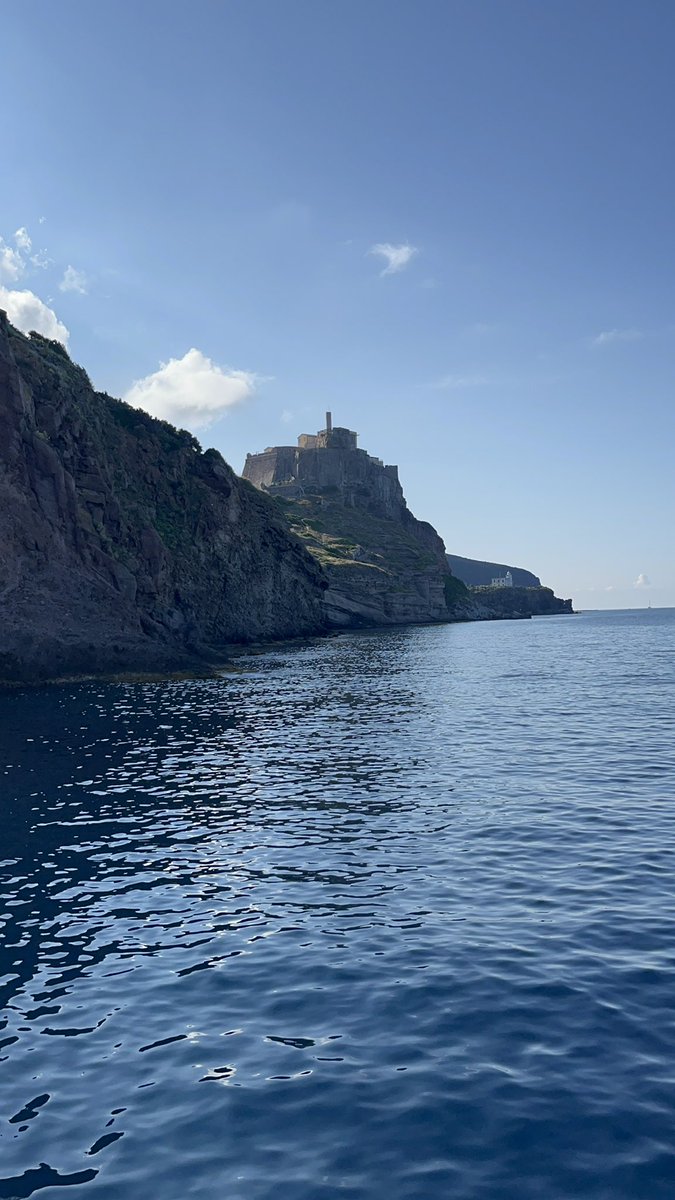 Il team di #lifeamarnatura2000 dopo aver lasciato la Sicilia, è arrivato in Toscana, prima a Livorno poi nell’Isola di Capraia. 
Isola che si contraddistingue per avere ben 17 #sitimarini #natura2000 e addirittura 38 differenti specie protette. 

Prossima tappa: Portoferraio