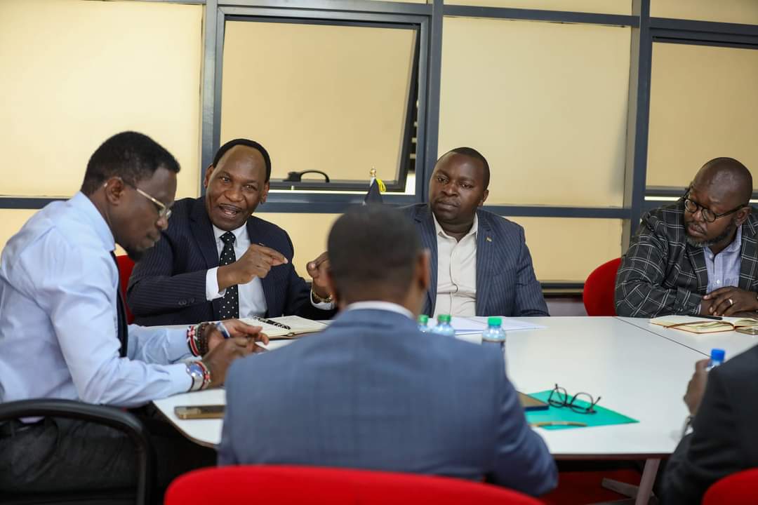 EzekielMutua's tweet photo. In our meeting earlier today, CS Ababu Namwamba pledged the support of his Ministry and Government as a whole to MCSK and Collective Management Organisations to have optimal operational capacity for improved collection and distribution of royalties. https://t.co/KztbrMLwf5