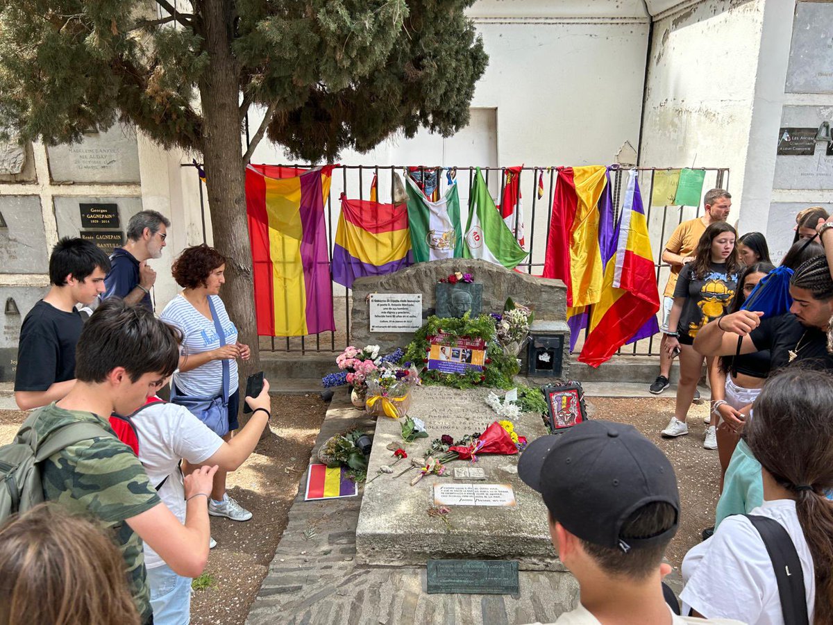 🟢 ESO3:

L’alumnat de 3r d’ESO es troba a Collioure a la tomba d’Antonio Machado.
Avui també tornen.
Hora aproximada: 19h-20h
#ESO3Blanxart