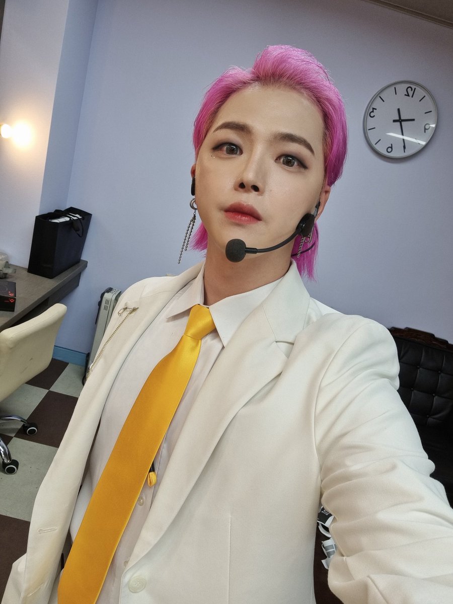 siu0519's tweet photo. 더스텐 이 있어서 컴백할 수 있었습니다☺️
언제나 힘이 되어줘서 고마워요 👊 
감사합니다 🙇‍♂️🙇‍♂️🙇‍♂️ 

#더스틴 #Dustin #더스텐 #Thestan #시우 #Siu #comeback #3rd #blacklist #컴백 #블랙리스트 #아리랑티비 #아리랑TV #심플리케이팝 #simplykpop https://t.co/nWsbqXKxhL