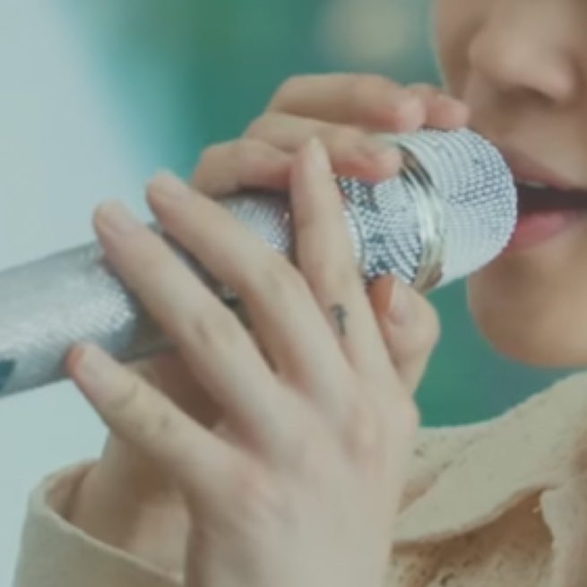 Este precioso 7 en su dedo para que ARMY siempre pueda verlo cuando Jimin sostiene su micrófono. 🥹😭💜