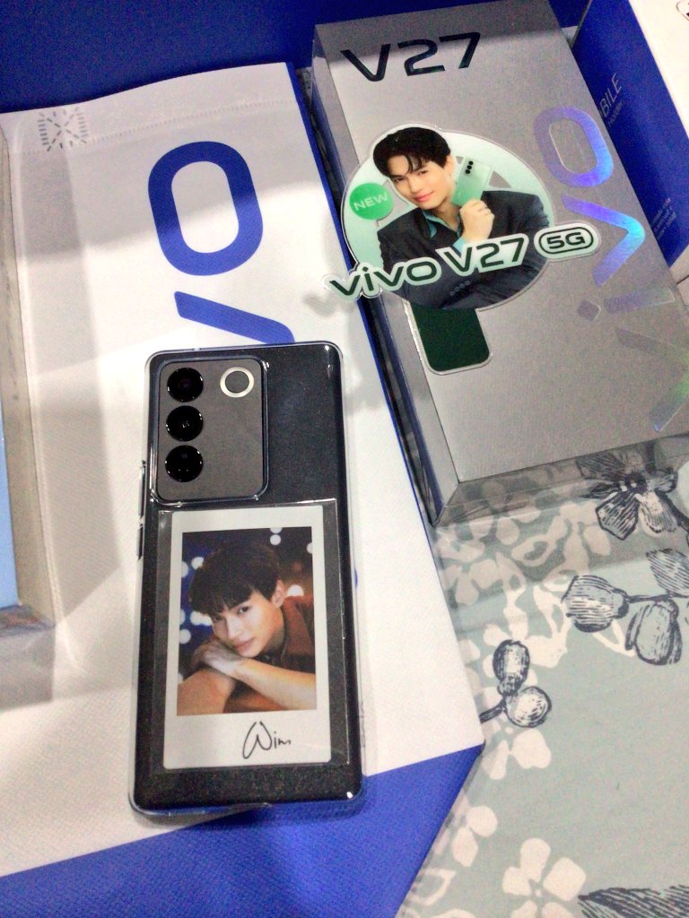 _KATI_L1485's tweet photo. ซื้อมาเรียบร้อยแล้วค้าบ เพราะพรีเซ็นเตอร์สุดหล่อ ได้ของแถมจุกๆ พนักงานใจดีแถมรูปกับสแตนดี้ให้ด้วย กล้องสวยมากๆ เอาไว้เตรียมพร้อมถ่ายน้องวินในงานมีตน้า 💚🐰
#vivoV275GxWin
#ClickClickAuraLight
#winmetawin @winmetawin https://t.co/b6iwq6JWkn