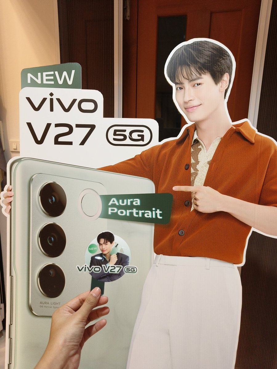 _KATI_L1485's tweet photo. ซื้อมาเรียบร้อยแล้วค้าบ เพราะพรีเซ็นเตอร์สุดหล่อ ได้ของแถมจุกๆ พนักงานใจดีแถมรูปกับสแตนดี้ให้ด้วย กล้องสวยมากๆ เอาไว้เตรียมพร้อมถ่ายน้องวินในงานมีตน้า 💚🐰
#vivoV275GxWin
#ClickClickAuraLight
#winmetawin @winmetawin https://t.co/b6iwq6JWkn