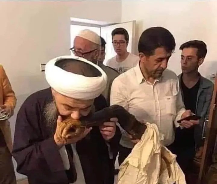 cenap_emil's tweet photo. Bizim de işimiz çok zor!

 Ölen şeyhin protez kolunu öpenlere; Atatürk'ün put olmadığını ve Anıtkabir'e ibadet için gitmediğimizi anlatmaya çalışıyoruz... https://t.co/FPVO7lBaNr