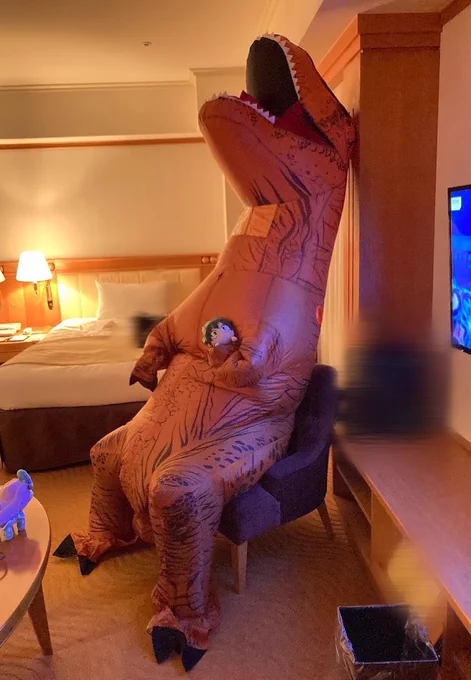 呟くタイミング完全に逃したんですがこれはインテ前日の広いホテルにティラノの着ぐるみ持ってって満喫するオタクの図