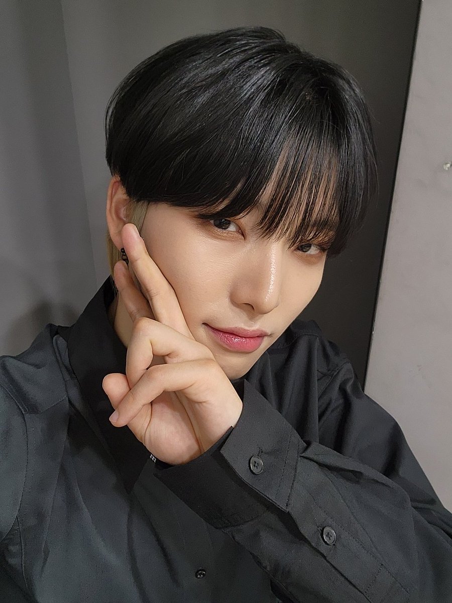 official_ONEUS's tweet photo. #이서호_생축_오늘도_서랑해
[#서호]휴우우우우 폰이 뜨거운걸....오늘 축하해줘서 너무너무 고마워어어어ㅎㅎㅎㅎ 울투무니들 내가마니마니 서랑한다아아아아🧡🧡🧡 https://t.co/ce8xrYiL0D