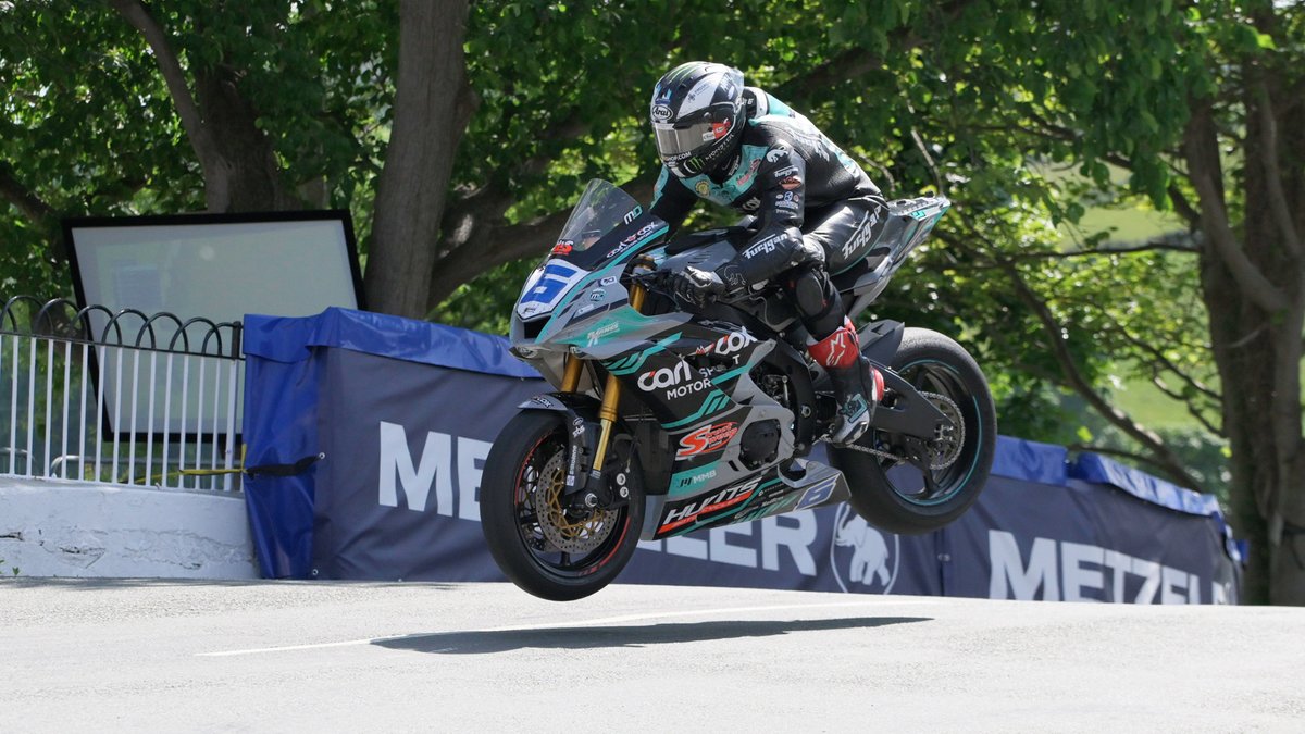 This is an EPIC last lap with both <a href="/M_Dunlop3/">Michael</a> and <a href="/peterhickman60/">Peter Hickman</a> on 130 pace 🔥

#TT2023 #Supersport <a href="/MonsterEnergy/">Monster Energy</a>