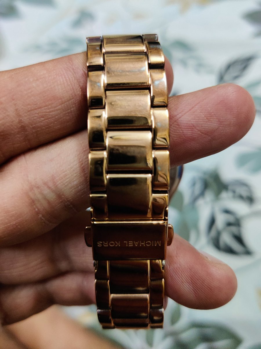 TTondak's tweet photo. "Hey @MichaelKors, I purchased one of your watches on 25 Jan 2023 and noticed that the color has faded. I've always loved your products, but this is a bit disappointing. Is there anything you can do to help? #MichaelKors #WatchProblems" https://t.co/mKMSRT4lSt