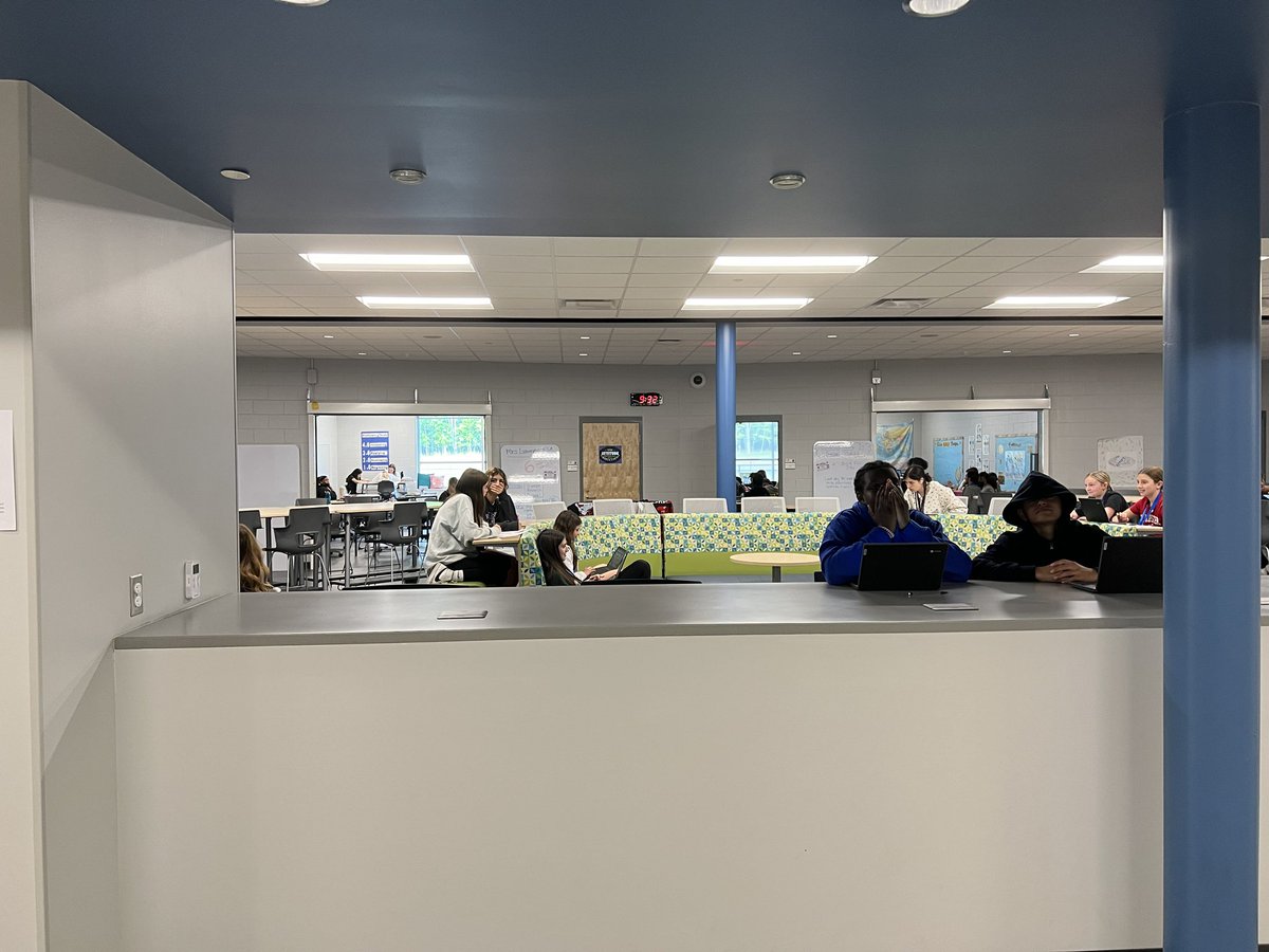 Kids hard at work in lower blue!  That’s how we roll!  @WBMSHughes @WBMSAPGraff #onlyWB <a href="/TamiLamerato/">Tami Lamerato</a>