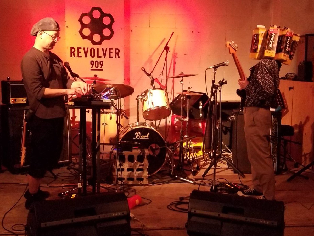 BassJunky's tweet photo. #Planet_Stomp🪐Ver.1@Revolver

そこにいらした主役の全皆さん
有難うございました。
三者三様ビートルズカバー、キャラが乗ってて着実に音を楽しむ空間！
ペピンズのカバーはFor No Oneでした◉

打ち上げ終了時の光景も夏を感じざるを得なくて良き。

マイイベ次回は6/9金曜日、
飲みましょう！ https://t.co/BcMRQjts7f
