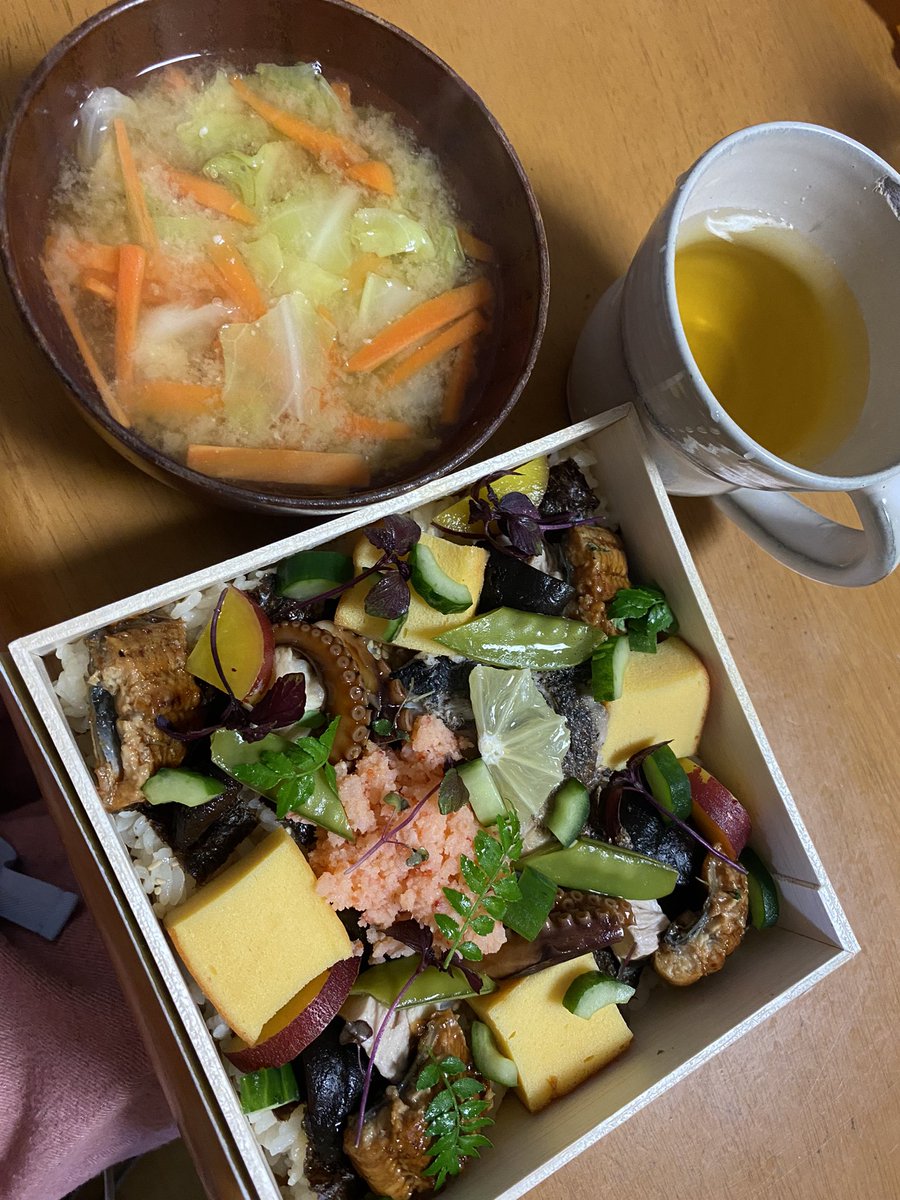 oasisnoneko's tweet photo. #お弁当
#ちらし寿司
ちらし弁当もらったから、お味噌汁も彩りよく作ってみた😊
🍀栄養満点💯 https://t.co/bPxidQvGpE