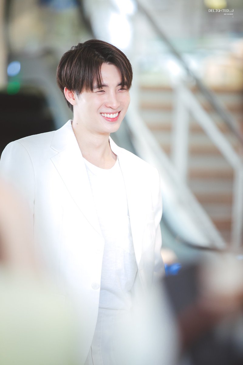 Delighted_J's tweet photo. พีรวิชญ์ชุดขาวลุคนี้ =  😳😳
@m34nismind #MeanPhiravich 🌼. https://t.co/dbPfAXRnVL