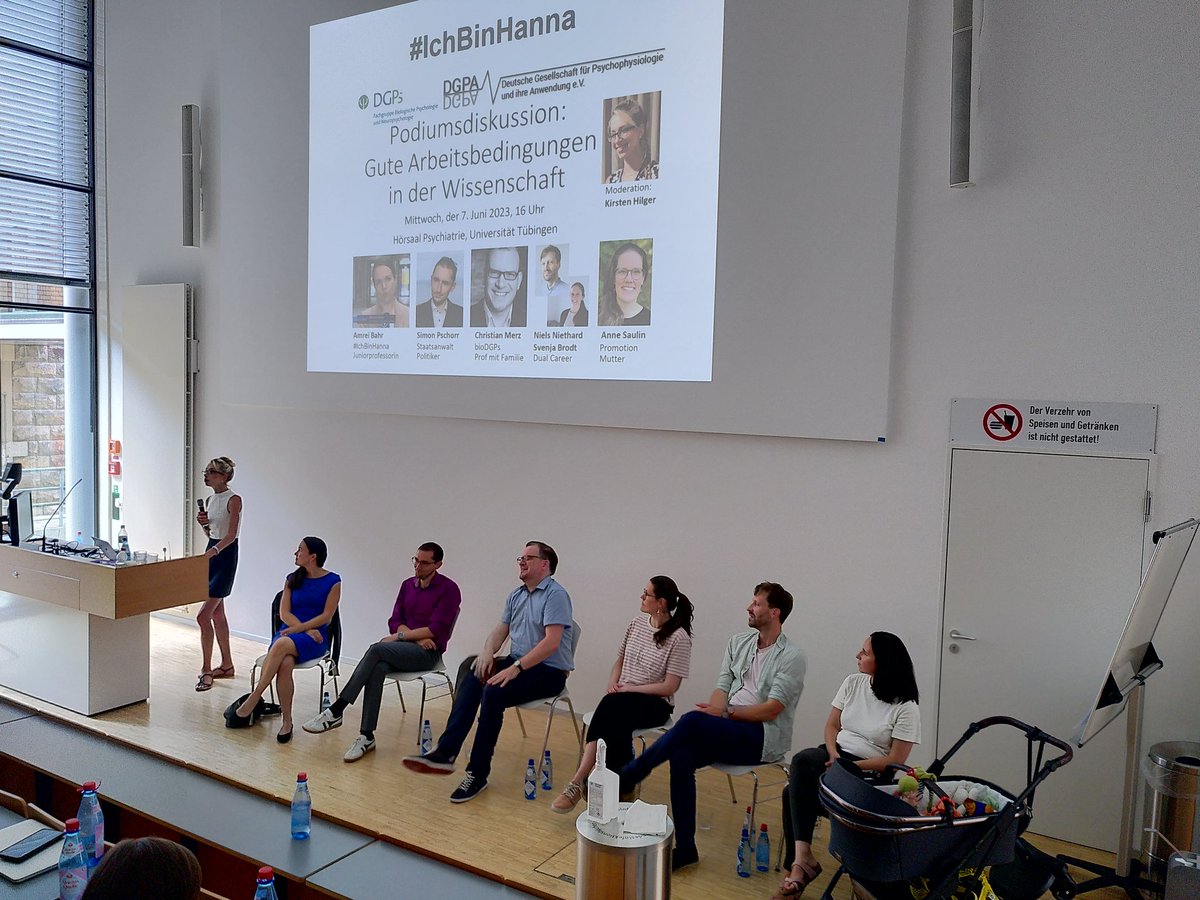 Die Podiumsdiskussion zu Guten Arbeitsbedingungen in der Wissenschaft startet jetzt bei der #PuG2023 in Tübingen. Unsere Gäste sind @AmreiBahr, @PschorrSimon, Christian Merz, @NNiethard, @svenjabrodt, & @SaulinAnne.