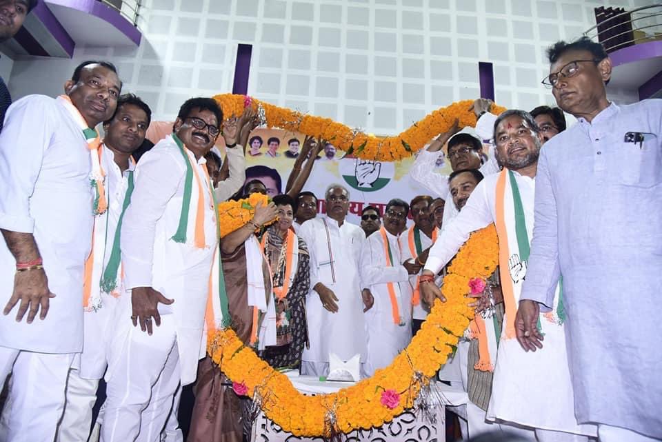 INCChhattisgarh's tweet photo. आज प्रदेश के किसान खुश हैं, युवा प्रसन्न हैं, महिलाओं की आर्थिक स्थिति सुदृढ़ हुई है, गांवों से पलायन रुका हैं, आदिवासियों के जल-जंगल-जमीन का अधिकार सुनिश्चित हुआ है और य��� सब छत्तीसगढ़ कांग्रेस सरकार ने इन साढ़े चार वर्षों में कर के दिखाया है।

(बिलासपुर संभागीय सम्मेलन)

#हैं_तैयार_हम