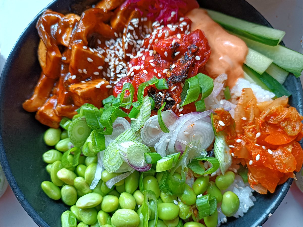 For your sushi bowl, there's plenty of options to choose from. Here's what I added to mine *Sushi rice *Tomato 'tuna' *Tempeh & shiitake *Pickled beet & carrot *Fermented vegetables *Edamame *Spring onion *Cucumber *Sesame seeds Have a go at making your own vegan sushi bowls!