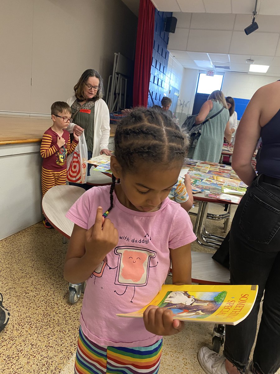 Costello_Tweets's tweet photo. Fill those book bags for summer reading at StarBOOKS Cafe! Amazing teamwork from @MrsMarcaccio @ms_fragomeni and Mrs. Flaherty! https://t.co/HIH2XMTkvJ
