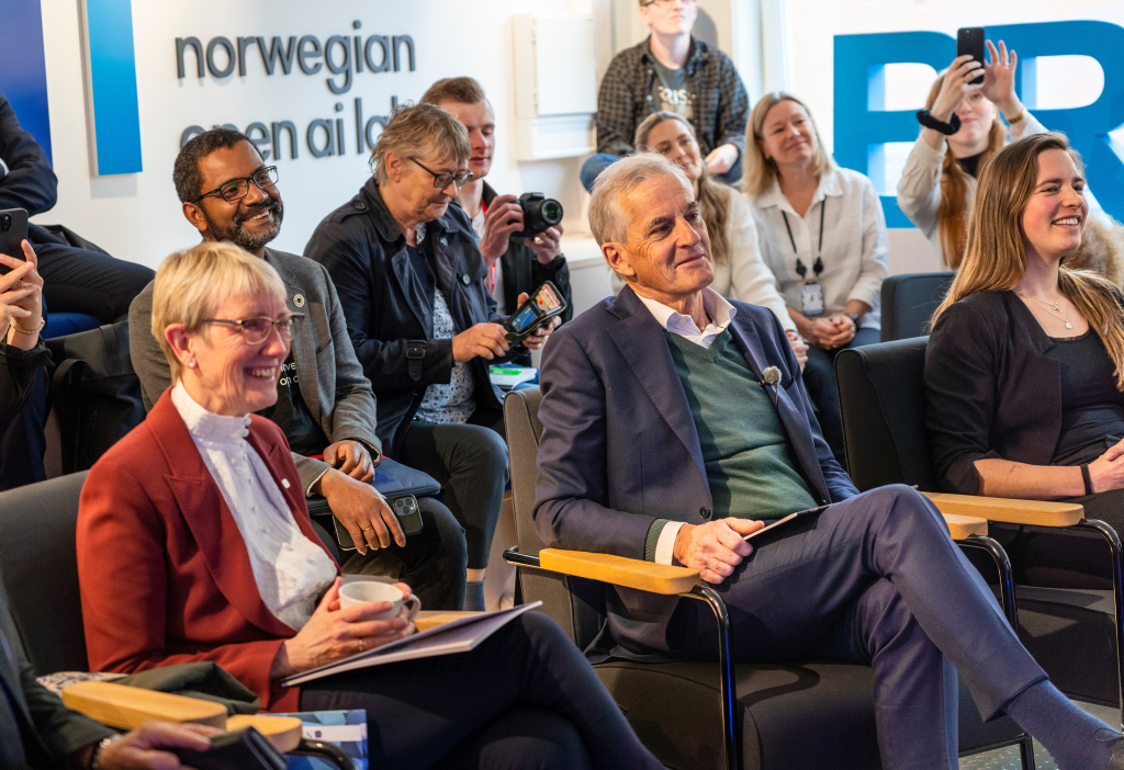 Together with @NorwegianOpenAI and <a href="/heriram/">Heri Ramampiaro</a> we are well underway exploring the exciting potential in #AI and #machinelearning for solving challenges within #treatment and #diagnosis of #migraine and #headachedisorders. Prime Minister <a href="/jonasgahrstore/">Jonas Gahr Støre</a> visited the AI-lab yesterday.