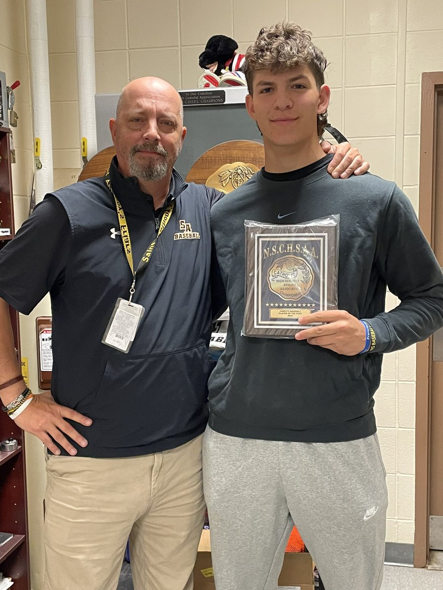 @coachpars presents Friars P/DH @JasonDeCaro2 with his NSCHSAA Player of the Year Plaque. Jason is the second Friar to win the award in the past three years! (Jack Vallario - 2021) #FriarNation @StAnthonysAth @StAnthonysHS @stanthonysalum @axcessbaseball