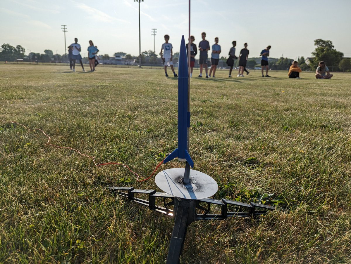 FranseeTech's tweet photo. Launching model rockets in 6th grade Tech Ed! #CMSTechEd #CMSRockets https://t.co/T5qgoc42GF