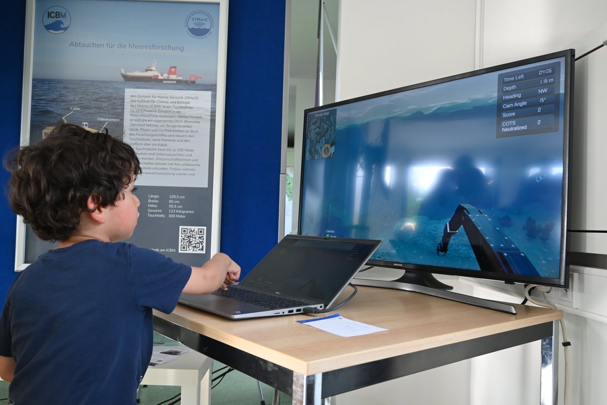 Einmal mit dem #Tauchroboter durch ein virtuelles #Korallenriff fliegen? 🪸🐟🦀🐚
Dann auf zum ICBM-Infostand bei der Langen Nacht der Wissenschaft in Wilhelmshaven!

Diesen Freitag, 9. Juni, im Botanischen Garten WHV, 17 - 22 Uhr

nwdug.de/aktuelles/lang…