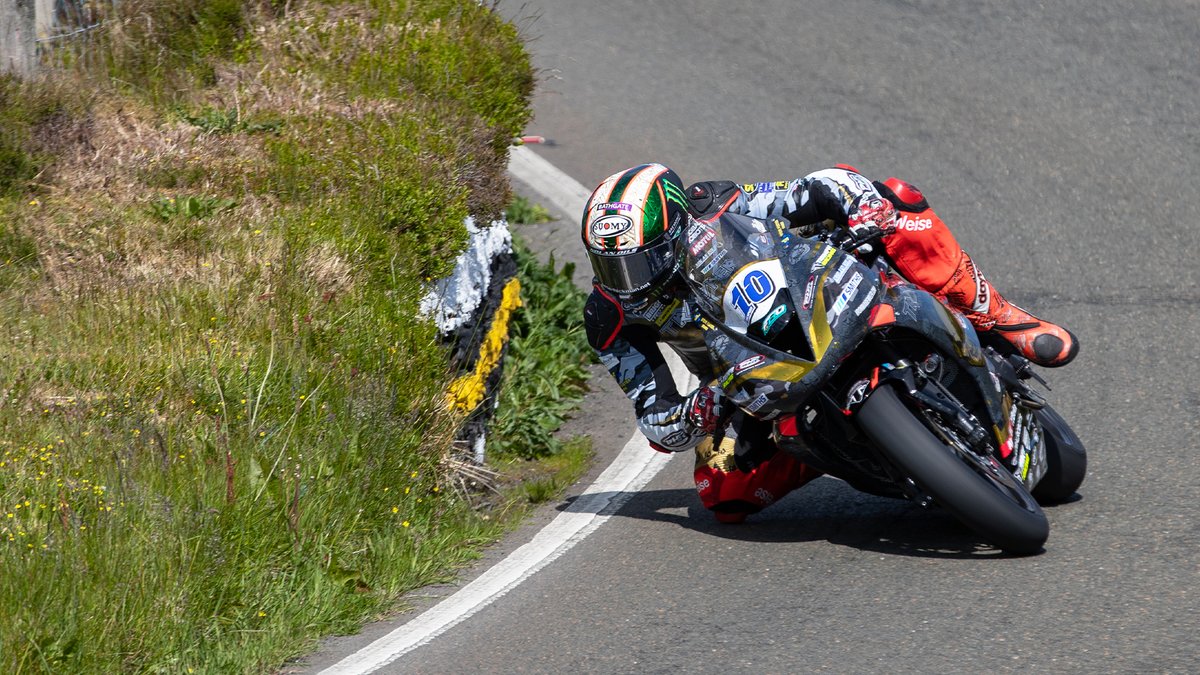 Hickman is also in the 130 club 🔥 what an incredible race 👏

#TT2023 <a href="/peterhickman60/">Peter Hickman</a> #Supersport <a href="/MonsterEnergy/">Monster Energy</a>