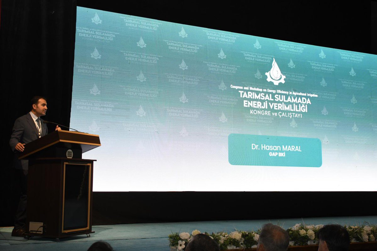 gap_idaresi's tweet photo. GAP İdaresi, GAP Tarımsal Araştırma Ensititüsü ve Mardin Artuklu Üniversitesi iş birliğinde hayata geçirilen “Tarımsal Sulamada Enerji Verimliliği Kongre ve Çalıştayı” Mardin’de düzenleniyor.

Açılış töreninde konuşan GAP İdaresi Başkanı Dr. Hasan Maral, kongrenin tarım sektöründe enerji verimliliği konusunda farkındalığı artıracağına ve sektör paydaşları arasında iş birliğini teşvik edeceğine inandığını ifade etti.

Maral, etkinliğin tarımsal sulama süreçlerinde enerji verimliliğinin artırılması için stratejik adımların atılmasını teşvik edeceğini ve tarım sektörünün sürdürülebilirliğine katkıda bulunacağını da sözlerine ekledi.

7-9 Haziran 2023 tarihleri arasında düzenlenen kongre ve çalıştayda; enerji verimli sulama sistemleri, akıllı sulama teknolojileri, sensör tabanlı sulama yöntemleri, yenilenebilir enerji kaynaklarının kullanımı konularına odaklanılacak. 

Programın ikinci günü katılımcılar arasında panel tartışmaları, teknik sunumlar ve atölye çalışmaları gibi etkinliklerle yarın devam edecek.

@TCSanayi  @KalkinmaAjansGM