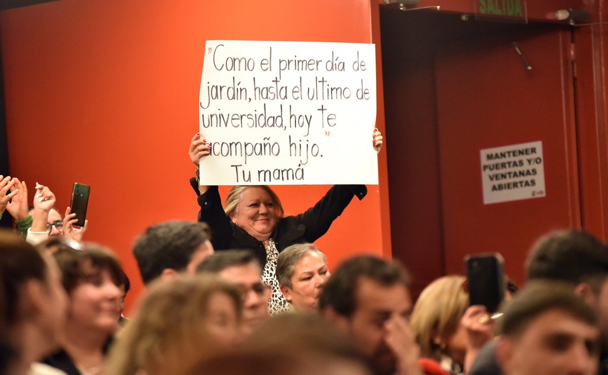 Esta foto de la titulación de <a href="/PeriodismoUDP/">Periodismo UDP</a> representa todo el orgullo y emoción que se sintió en la ceremonia.
