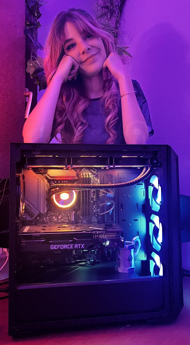 VulvyQ's tweet photo. Un immense merci à @yereckt &amp; @coolermasterfr  pour ce magnifique boîtier et le watercooling Master Liquid PL360 Flux spécial 30th Anniversary qui ajoute un très chouette cachet à la salle de stream !

Je suis comblée, plus qu'à faire gagner ces CM 310 en  giveaways héhé🙃 https://t.co/IqWhACqrRS