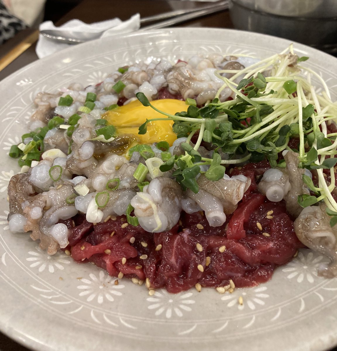 doublebunny73's tweet photo. たことウシのこらぼれぃしょん🐙🐮
ユッケうま！ https://t.co/zw2CtTV5Lv