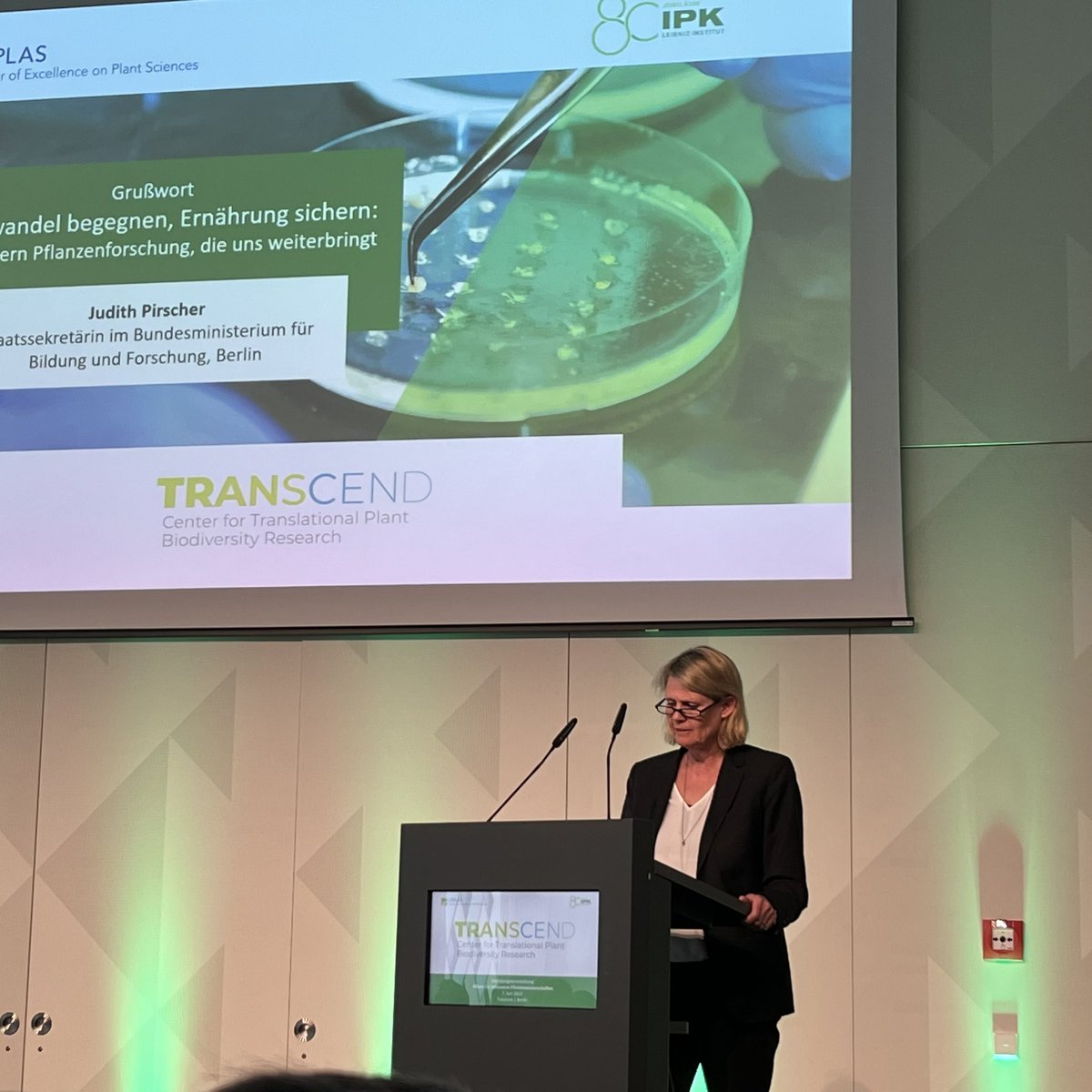 ackerbauref's tweet image. Heute bei der Gründungsveranstaltung der Forschungsallianz TRANSCEND. Wir begrüßen die Stärkung der nationalen und internationalen Pflanzenforschung sehr und freuen uns, dass das @BMBF_Bund in Person von Frau STS Pirscher das Problem der Patente bei NBTs für „lösbar“ hält.