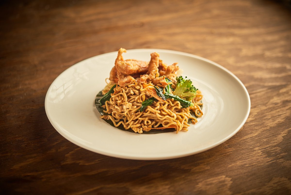 thethaiemotion's tweet photo. ✨Modern Kitchen ✨

En Tailandia, déjate llevar por tus propias emociones... 🌴💫

🌆🍜 En Madrid, las emociones las ponemos nosotros, y el auténtico Pad Thai servido con sus aderezos, como en Tailandia. 😋🍲 Y para los conocedores, el Pad Mee Kai. 🍜🌶️ https://t.co/uvHd8wQEAp