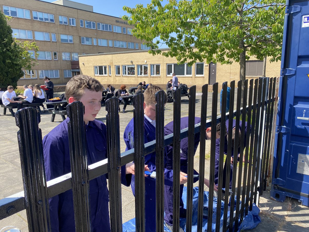 _MissStirling's tweet image. Mrs Martin’s S3 DYW class out doing some school improvements in the sunshine ☀️ #DYW
