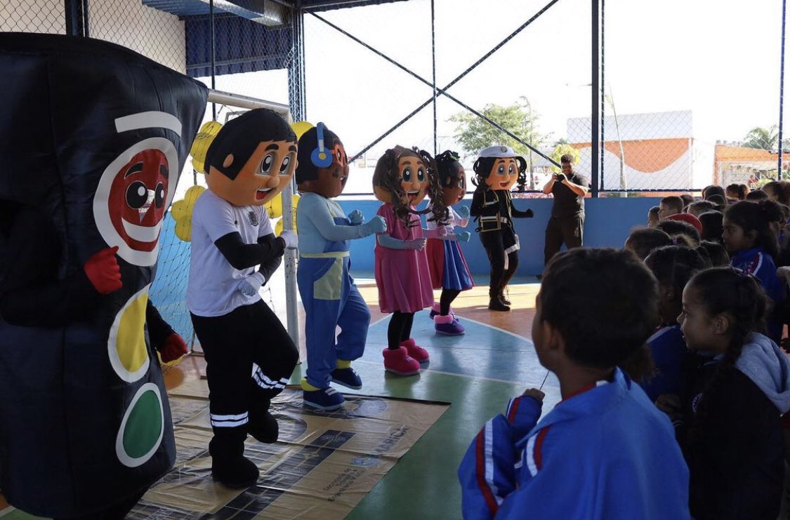 motoristasltda's tweet photo. Mais um dia de conscientização e diversão garantida, com os amigos do Trânsito e a equipe da #Sectran (Secretaria de Trânsito Viário da @MaricaPref); na Escola Municipalizada de Inoã.

Para que tenhamos um futuro seguro, precisamos ir na base — e essa base aqui, vem fortíssima!💛 https://t.co/C7sNPwJ4GD