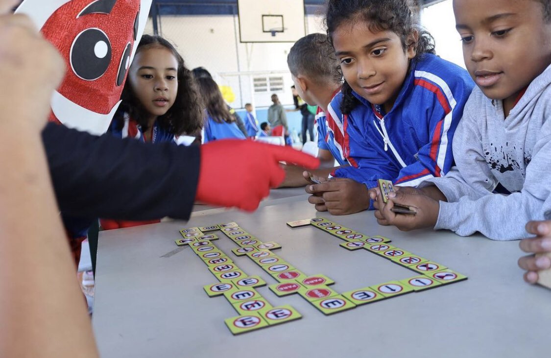 motoristasltda's tweet photo. Mais um dia de conscientização e diversão garantida, com os amigos do Trânsito e a equipe da #Sectran (Secretaria de Trânsito Viário da @MaricaPref); na Escola Municipalizada de Inoã.

Para que tenhamos um futuro seguro, precisamos ir na base — e essa base aqui, vem fortíssima!💛 https://t.co/C7sNPwJ4GD