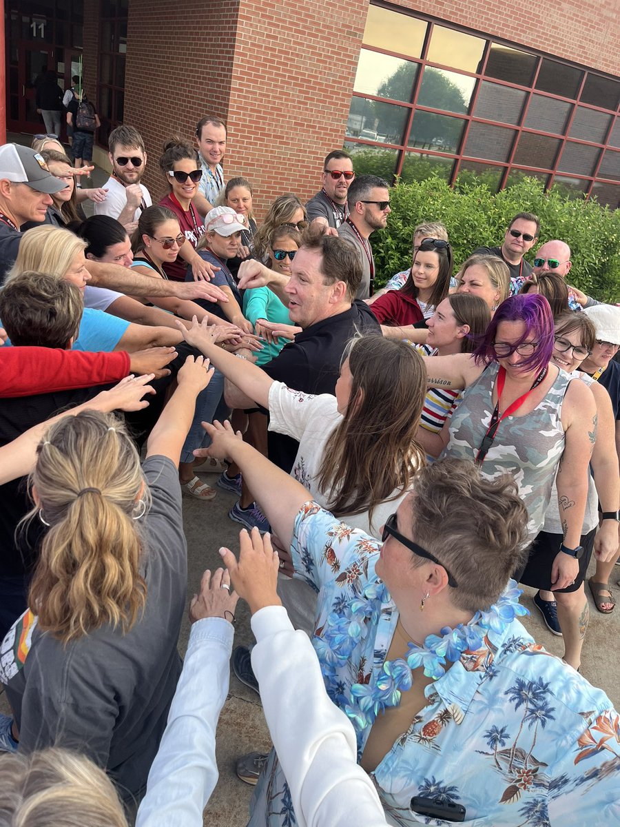 Absolutely loved every minute of greeting <a href="/SHMS_Saints/">Scott Highlands</a> students this morning. Our super saints staff and students are successful because of the support of our fabulous <a href="/ISD196schools/">DISTRICT 196-ʀᴏsᴇᴍᴏᴜɴᴛ-ᴀᴘᴘʟᴇ ᴠᴀʟʟᴇʏ-ᴇᴀɢᴀɴ sᴄʜᴏᴏʟs</a> Families!