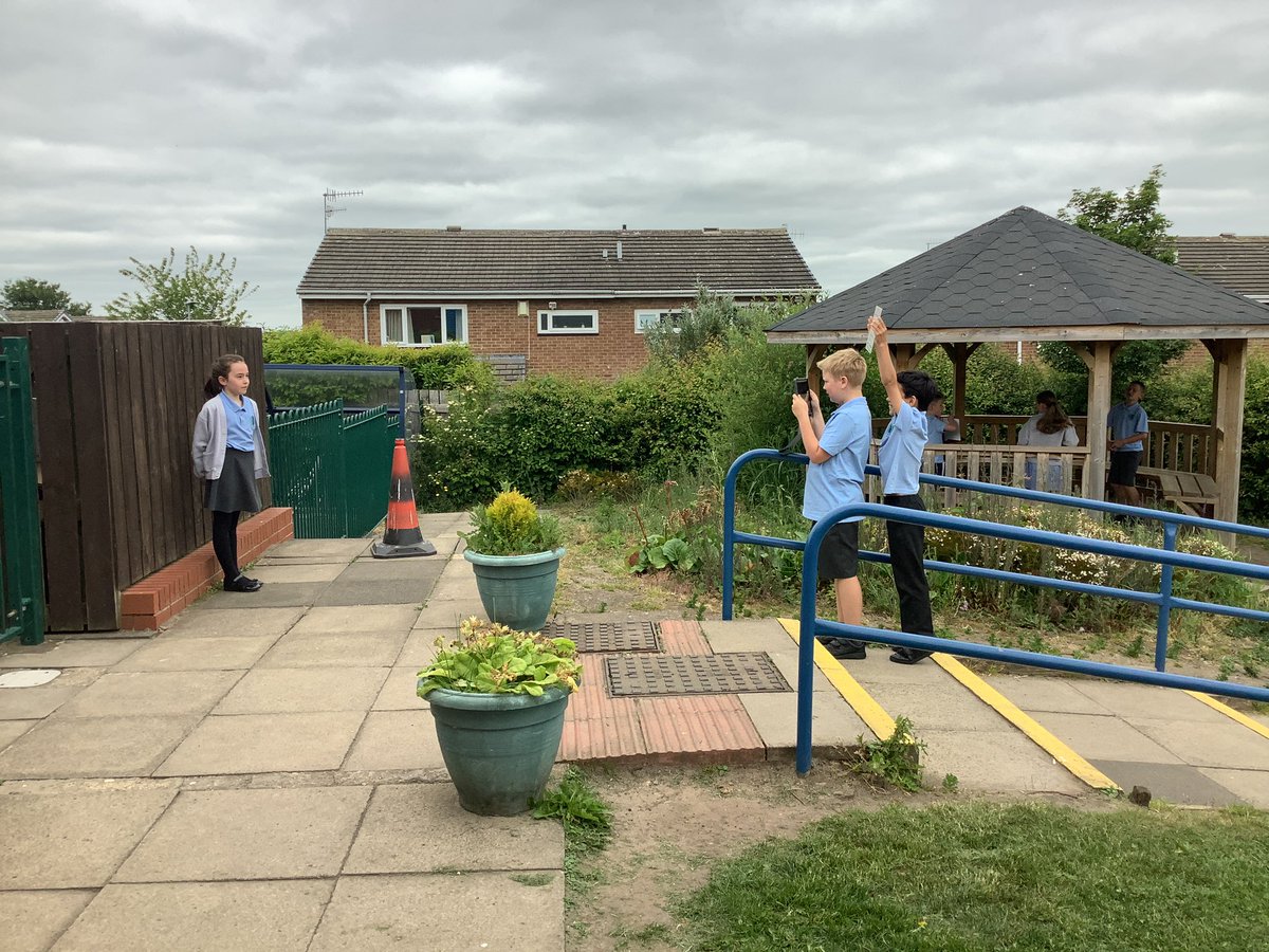 StAgnesY4's tweet image. We have had a go at filming our own weather forecasts this afternoon #stagnescomputing