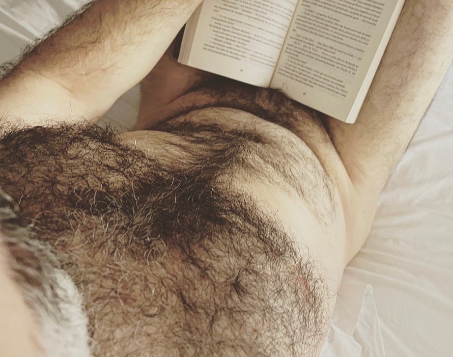bodieswithbooks's tweet photo. We started this project with one of the most read Brazilian books in recent years.
Book: Torto Arado
Writer: Itamar Vieira Júnior
Nacionality: Brazil
.
.
#bodieswithbooks
#bodieswithbooksproject
#menreadingbooks
#menreading
#gayreader https://t.co/nUFQLhfLXq