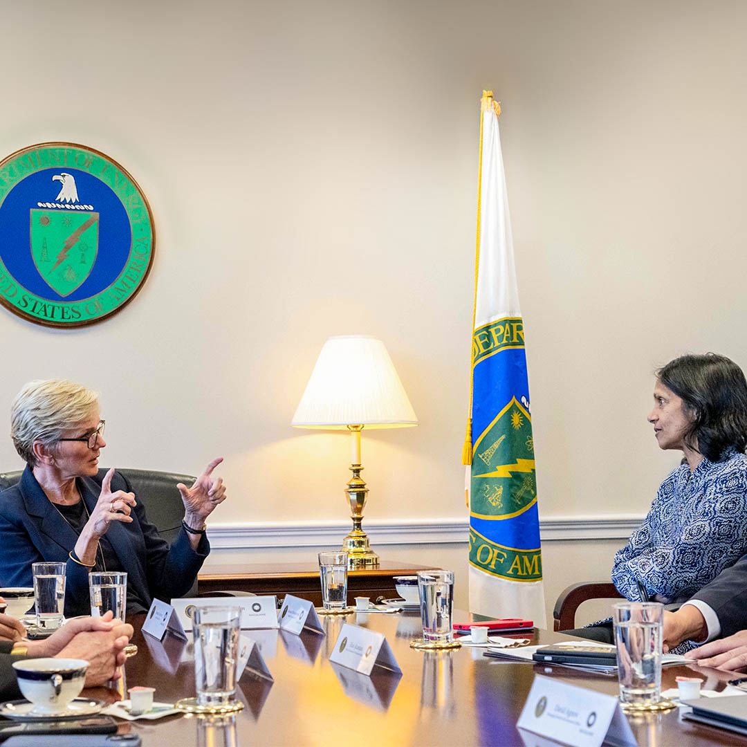 Macquarie's tweet photo. Opportunities emerging from US climate and energy policy were a key topic for a discussion with US @ENERGY Secretary, @SecGranholm [pictured]. Shemara also met with newly installed Australian Ambassador to the US, @AmboRudd. https://t.co/isE6GGKWhr